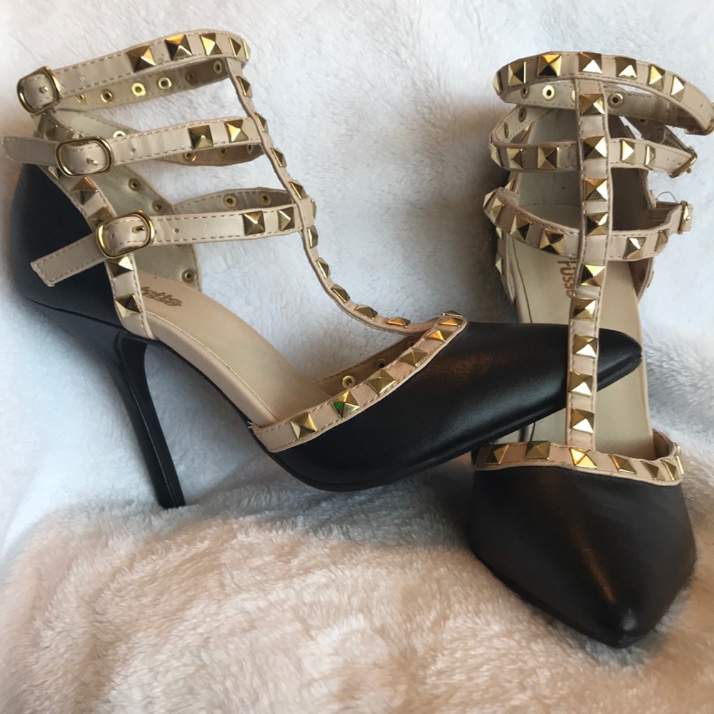 Black strappy pointed shoes with studs